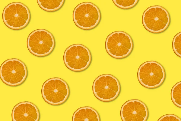 Padrão de fruta laranja colorido no fundo amarelo . — Fotografia de Stock