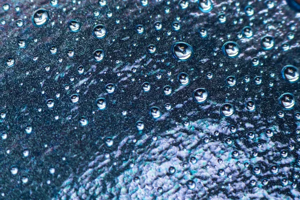 Gotas de água no fundo folha azul, close-up . — Fotografia de Stock