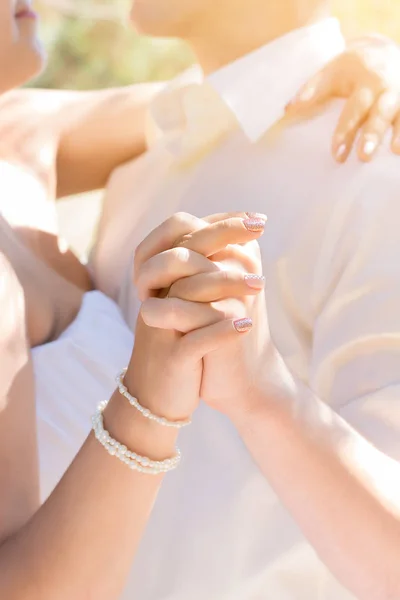 Um par de mãos dadas, de perto. Dia do casamento . — Fotografia de Stock