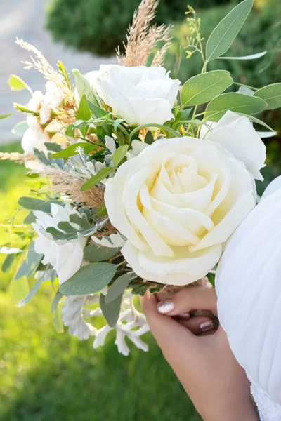Novia sostiene un ramo de boda blanco, de cerca . —  Fotos de Stock