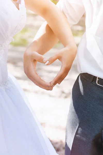 Pareja haciendo corazón con las manos, foto de la boda . —  Fotos de Stock