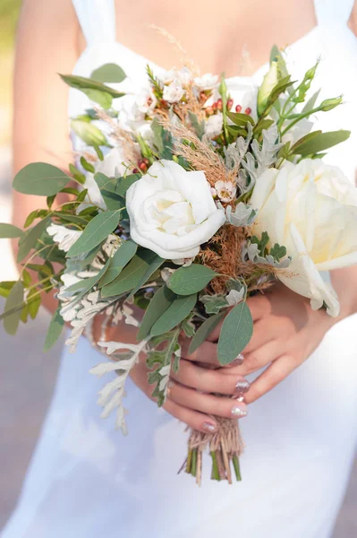 Novia sostiene un ramo de boda blanco, de cerca . —  Fotos de Stock