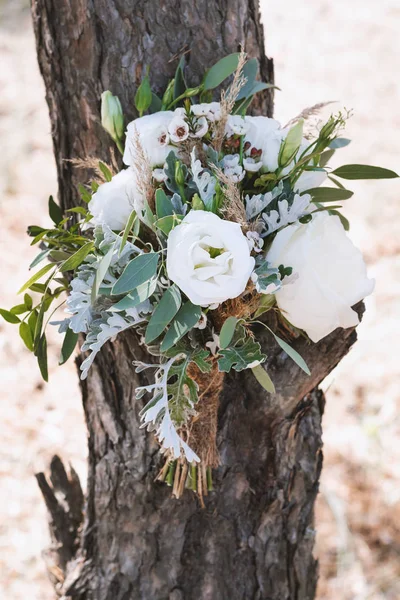 Ramo de bodas en un árbol en el bosque —  Fotos de Stock