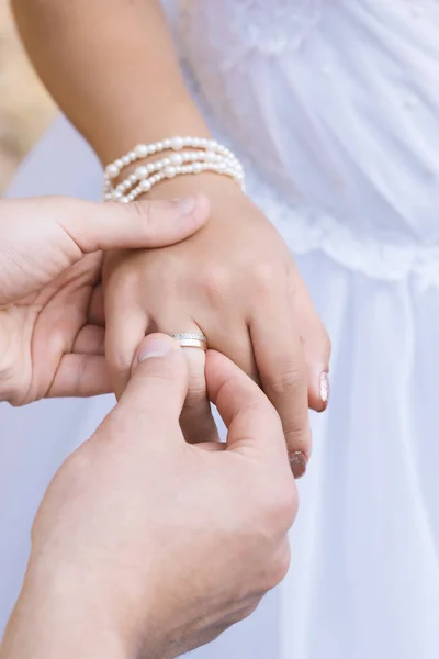 Manos de pareja sosteniendo anillos de boda, de cerca . —  Fotos de Stock