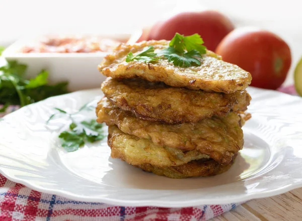 Fehér tányéron sült fritters. — Stock Fotó