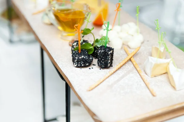 Delicious cheese appetizer with honey on the table — Stock Photo, Image