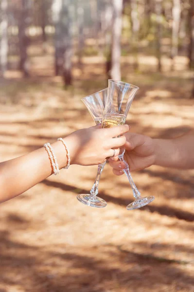 Las copas de boda con el champán en las manos de pareja . —  Fotos de Stock