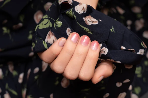 Ženská ruka s tepelným třpytem na nehty — Stock fotografie