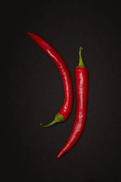 Chiles rojos sobre fondo negro. —  Fotos de Stock