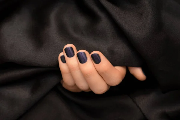 Kobieca ręka z ciemnofioletową konstrukcją paznokcia — Zdjęcie stockowe