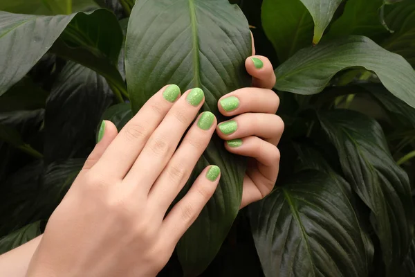 Kvinnlig hand med grönt glitter spik design — Stockfoto