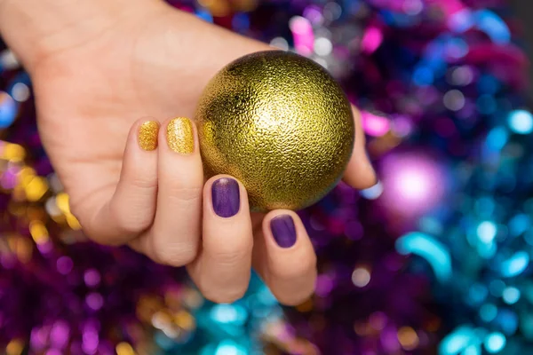 Красивая женская рука с фиолетовым дизайном ногтей Рождества — стоковое фото