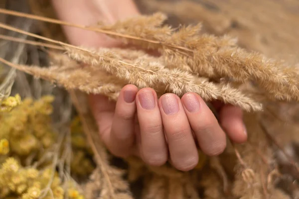 Mão feminina com design de unhas nuas brilho — Fotografia de Stock