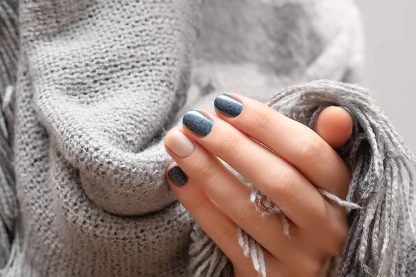 Manos femeninas con diseño de uñas de brillo azul . — Foto de Stock