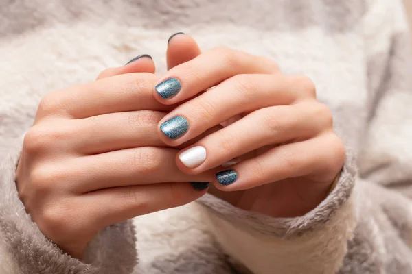 青い輝きの爪のデザインの女性の手. — ストック写真