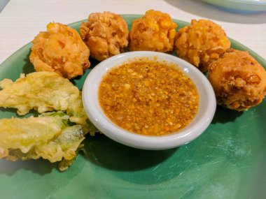 Sıcak ve baharatlı biber sosu ve derin kızarmış tavuk kanadı