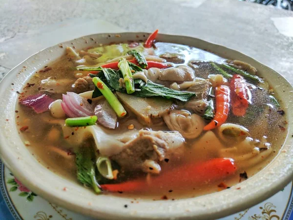 Kryddig Kokt Fläsk Ben Tom Yum Soppa Skål — Stockfoto