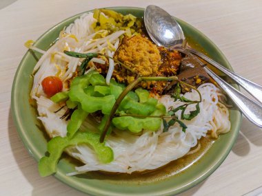 Pirinç Noodle ile tavuk köri sos ve taze sebze.