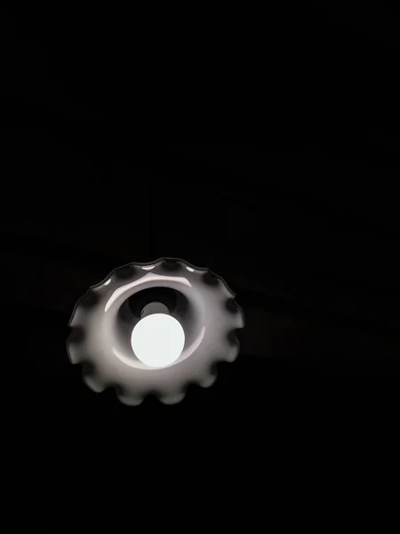 暗い背景と抽象的なランプ — ストック写真