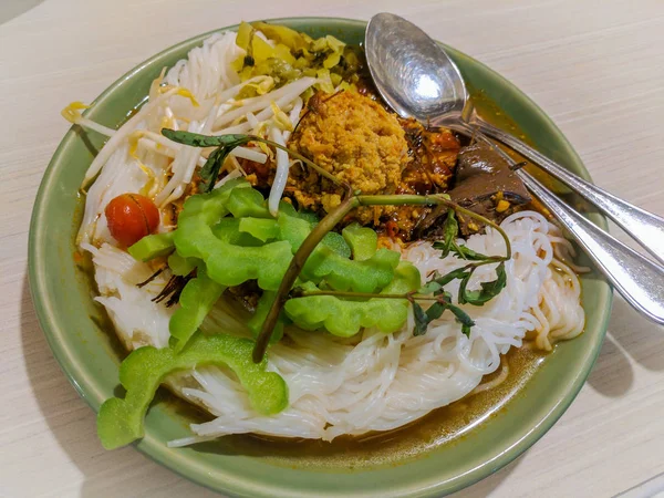 Pirinç Noodle ile tavuk köri sos ve taze sebze.