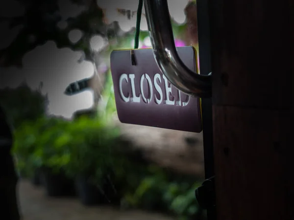 Kapalı tabela cam kapı, düşük anahtar asılı