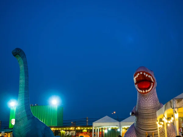 Chonburi, Tayland-Nisan 30, 2017: çocuklar Park büyük balon dinozorlar Nisan 30 2017. Treebox Sriracha, Tayland.