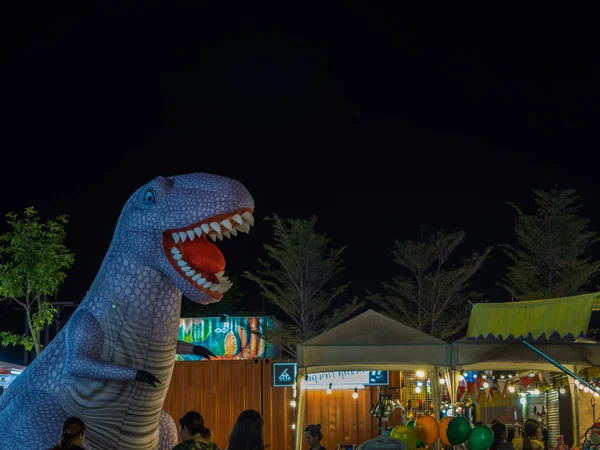 Chonburi, Tayland-Nisan 30, 2017: çocuklar Park büyük balon dinozorlar Nisan 30 2017. Treebox Sriracha, Tayland.