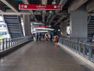 Bangkok, Tayland - 6,2017 olabilir: Tanımlanamayan yolcu kapısı Suvarnabhumi Havaalanı Demiryolu bağlantı trenin Phayathai istasyonunda 6 Mayıs 2017 üzerinde Bangkok, Tayland çıkmak için yürüyüş.