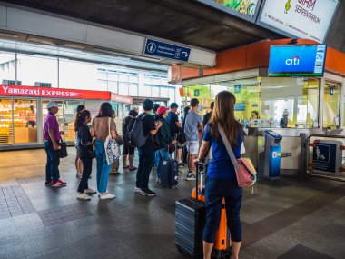 : Bangkok, Tayland - 6,2017 tanımlanamayan yolcu coin için bekleyen Bts Skytrain Phayathai istasyonunda 6 Mayıs 2017 üzerinde Bangkok, Tayland değişebilir.