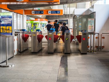 Bangkok, Tayland - 6,2017 olabilir: İçinde ve çıkış kapılarında Bts Skytrain Phayathai İstasyonu 6 Mayıs 2017 üzerinde Bangkok, Tayland.