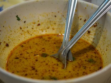 Şehriye dükkan tabloda boş kirli şehriye kase