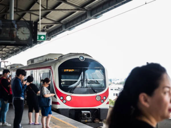 Bangkok, Tayland - 6,2017 olabilir: Tanımlanamayan yolcu bekler Suvarnabhumi Havaalanı Ray bağlantı Bangkok, Tayland 6 Mayıs 2017 üzerinde gelen tren için.