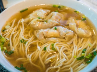 Şehriye çorbası ile karides ve domuz şukızarmış