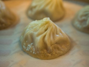 Steamed domuz eti baozi çorbası bambu gemi üzerinde kapatın