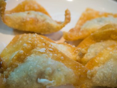Beyaz arka plan ve gevrek wontons olduğunu Çin'deki bir çok popüler snack