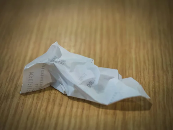 buruşuk bill kağıt ahşap ve bulanık arka plan üzerinde