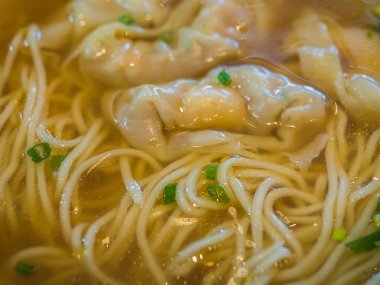 Şehriye çorbası ile karides ve domuz eti şukızarmış kadar kapatın