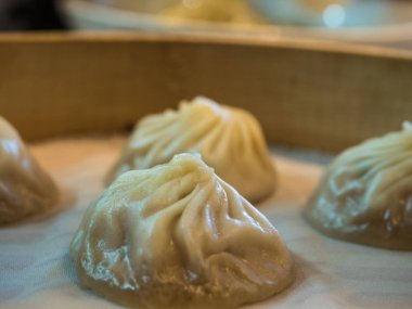 Steamed domuz eti baozi çorbası bambu gemi üzerinde kapatın