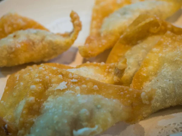 Beyaz arka plan ve gevrek wontons olduğunu Çin'deki bir çok popüler snack