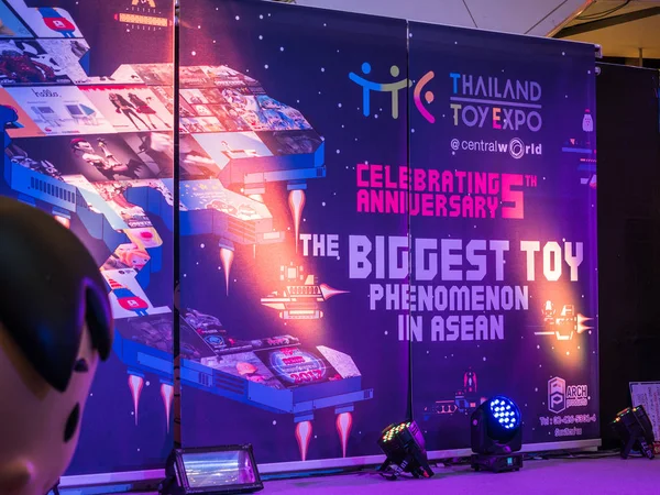 Bangkok - 6,2017 olabilir: karikatür rakam Tayland oyuncak Expo 2017 kutluyor 5 yıl dönümü 6 Mayıs 2017 Centralworld giriş, ücretsiz, Bangkok, Tayland.