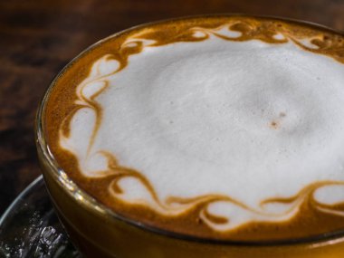Soyut latte sanat üzerinde ahşap masa kahve