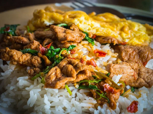 Kızarmış pilav tavuk fesleğen ve omlet