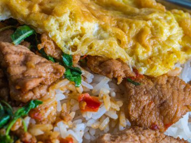 Kızarmış pilav tavuk fesleğen ve omlet