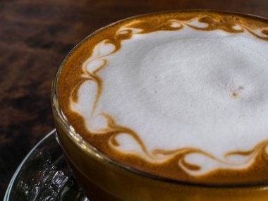Soyut latte sanat üzerinde ahşap masa kahve