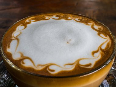 Soyut latte sanat üzerinde ahşap masa kahve