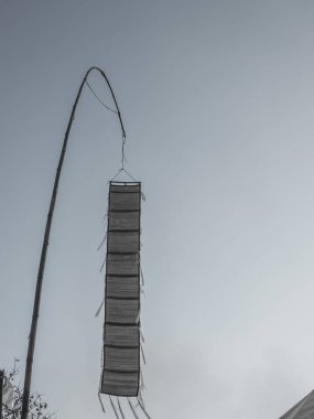 Lanna bayrağı gökyüzünde siyah beyaz tonda sallanıyor