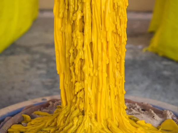 黄色のキャンドルの滴下をクローズアップ — ストック写真