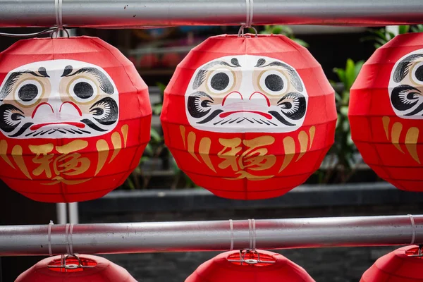 Daruma dockor den japanska lyckliga symboliska dockor hängande i raden med Textöversättning Fortune. — Stockfoto