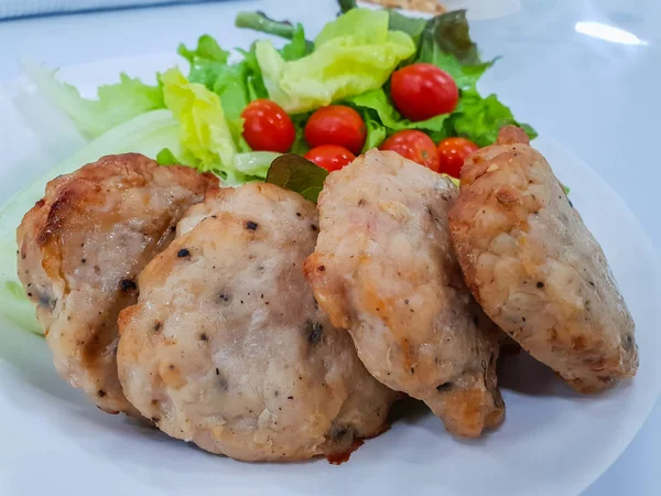 Yemeye hazır sebze ile ev yapımı köfte