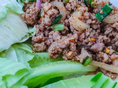 Closeup baharatlı kıyılmış domuz salatası, baharatlı, Tay gıda ile kıyılmış domuz püresi